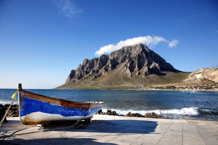 Stampe fotografiche di Paesaggi su tela Baia di Cornino con Monte cofano e barca dei pescatori in vari formati