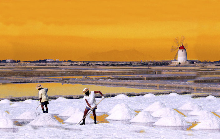 Foto artistica su tela delle saline di Marsala e Trapani in Sicilia al tramonto con mulino ciel arancione e salinai