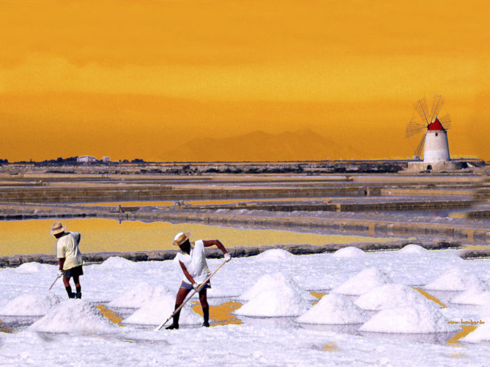 Foto artistica su tela delle saline di Marsala e Trapani in Sicilia al tramonto con mulino ciel arancione e salinai