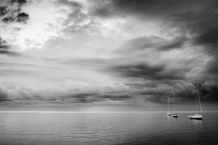 Stampa fotografica da realizzare su tela in bianco e nero con tre barche a vela al mare fotografia particolare