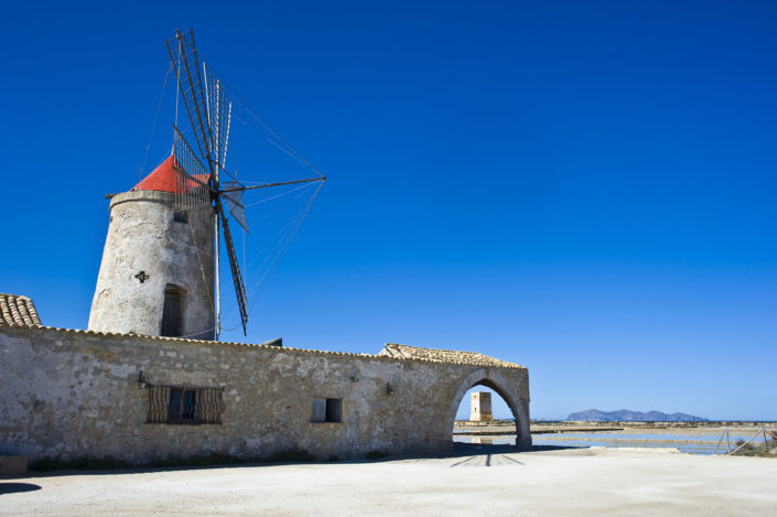 Stampa fine art su tela canvas una Fotografia per arredare del museo del sale con Torre di Nubia e saline