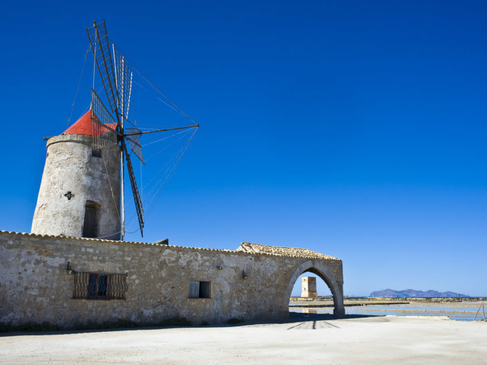 Stampa fine art su tela canvas una Fotografia per arredare del museo del sale con Torre di Nubia e saline