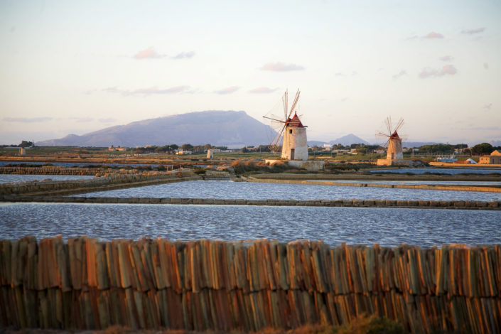 Fotografia su tela Paesaggio saline mulini ed Erice sullo sfondo