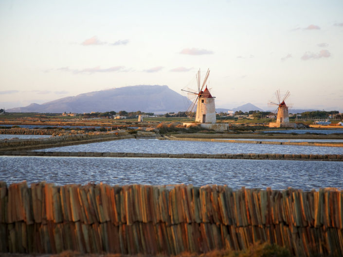 Fotografia su tela Paesaggio saline mulini ed Erice sullo sfondo
