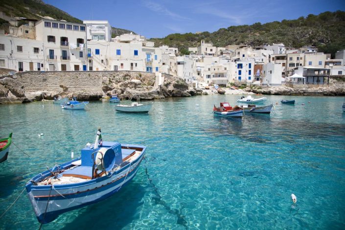 Foto per arredo moderno o classico stampata su tela o su pannello in vari formati Levanzo con barche dei pescatori e mare cristallino