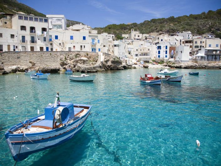 Foto per arredo moderno o classico stampata su tela o su pannello in vari formati Levanzo con barche dei pescatori e mare cristallino