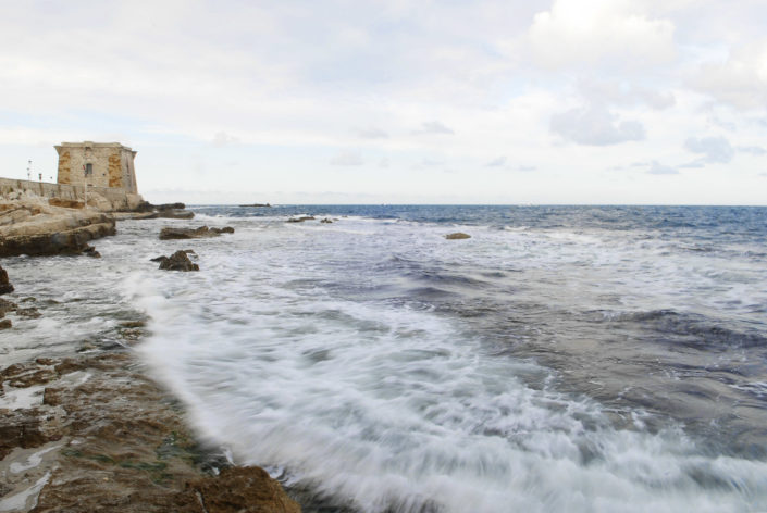Fotografia per arredo moderno o classico stampata su tela o su pannello in vari formati di Torre di Ligny e mare agitato