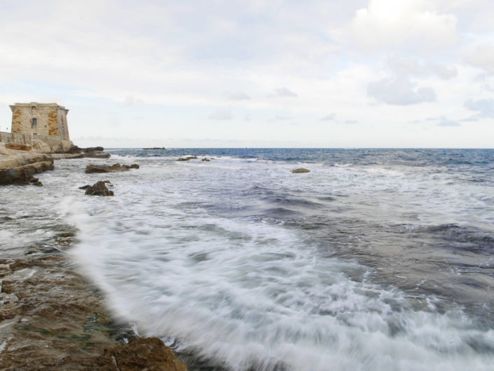 Fotografia per arredo moderno o classico stampata su tela o su pannello in vari formati di Torre di Ligny e mare agitato