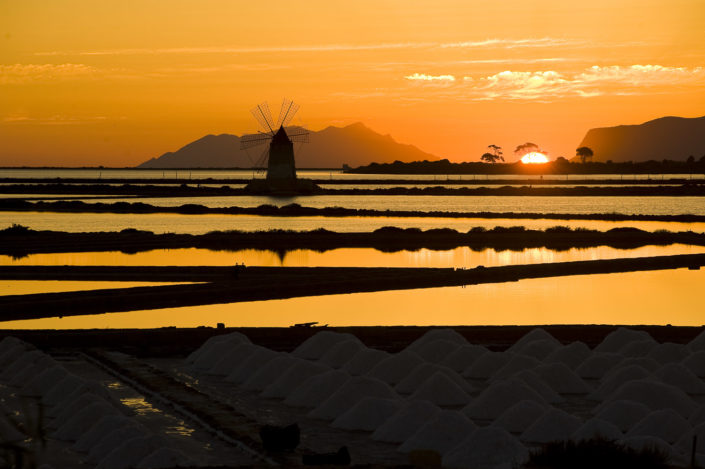 Stampa su tela o pannello di una fotografia delle saline al tramonto