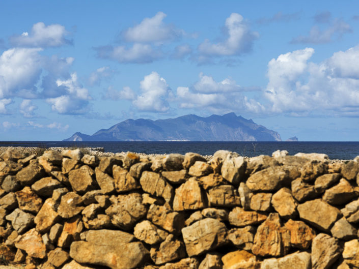 Immagine stampata su tela o carta fine art di Marettimo vista da Favignana con muretto di pietre in primo piano