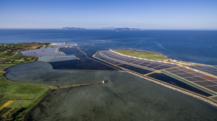Stampa aerea fotografia su pannello fotografico oppure su tela delle vasche delle saline di Nubia in Sicilia con le Egadi sullo sfondo