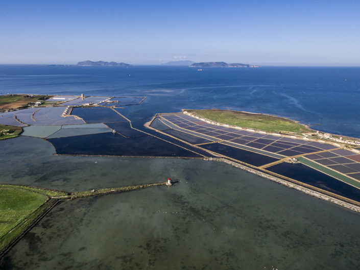 Stampa aerea fotografia su pannello fotografico oppure su tela delle vasche delle saline di Nubia in Sicilia con le Egadi sullo sfondo