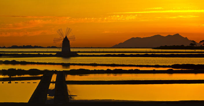 Stampa su tela delle saline di Marsala in Sicilia al tramonto con Favignana sullo sfondo