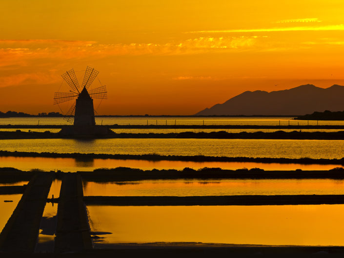 Stampa su tela delle saline di Marsala in Sicilia al tramonto con Favignana sullo sfondo