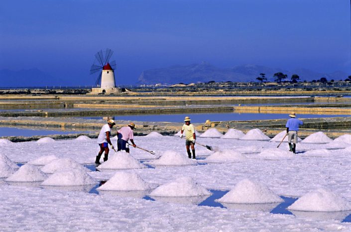 Immagine fotografica stampata su tela oppure su pannello delle saline con mulino e salinai che lavorano