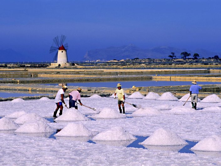 Immagine fotografica stampata su tela oppure su pannello delle saline con mulino e salinai che lavorano