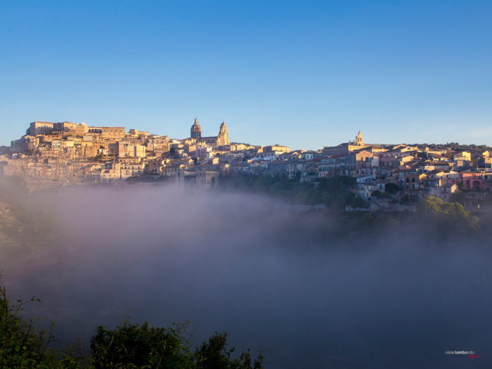 fotografia fine art per arredare stampata su tela Foto panoramica di Ragusa con un fascio di nebbia in primo piano