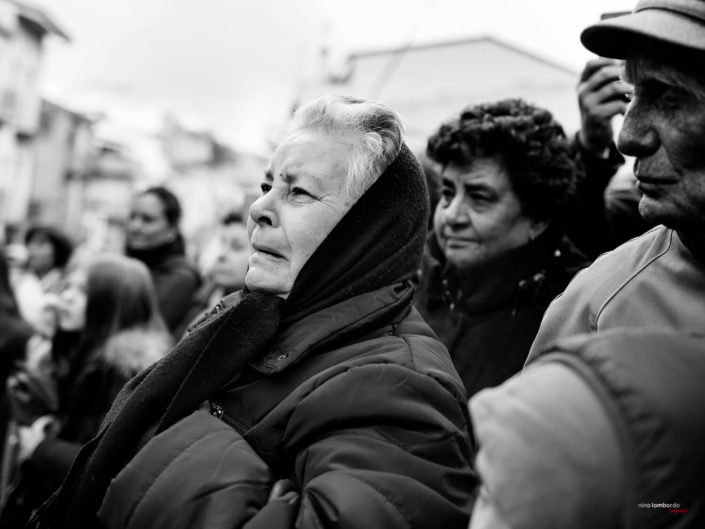 Donne anziane Siciliane durante la Settimana Santa Fotografia di Viaggio in Sicilia